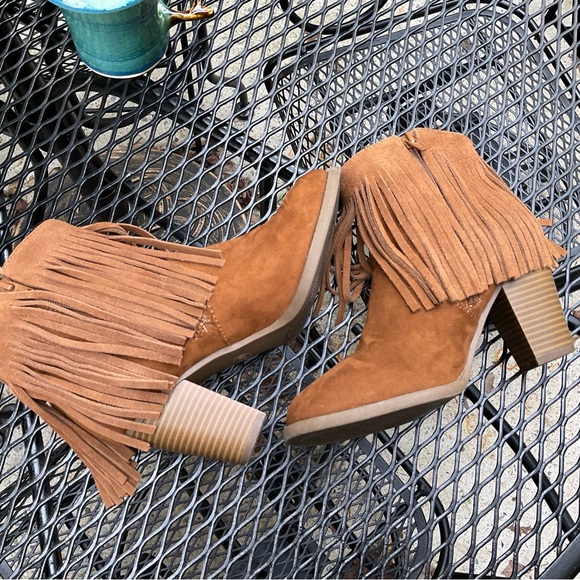 Earthy Fringy Brown Suede Boots! - Picture 4 of 16